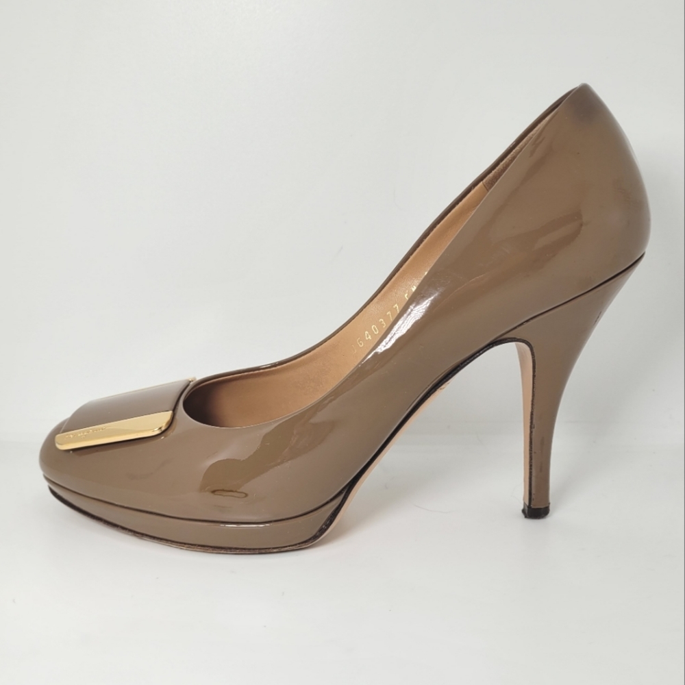 Salvatore Ferragamo taupe patent leather pumps with gold detail buckle size 8.5